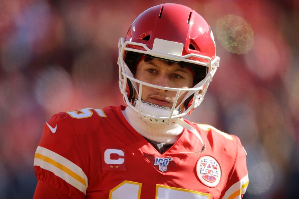 The strange reason why Patrick Mahomes chooses a big helmet and puts it  high on his head